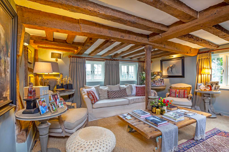 English-cottage-living-room-decor